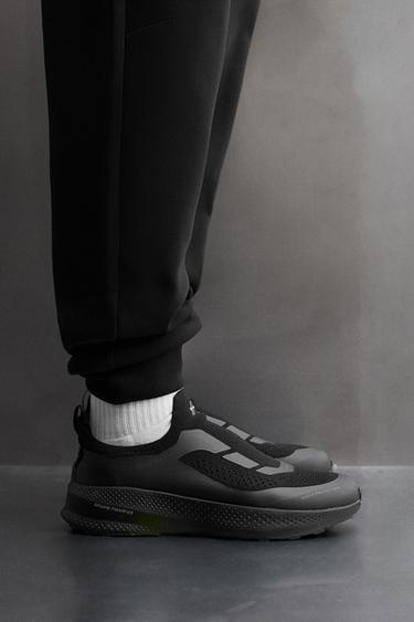 حذاء ركض بدون أربطة - أسود الخاص بـ Zara