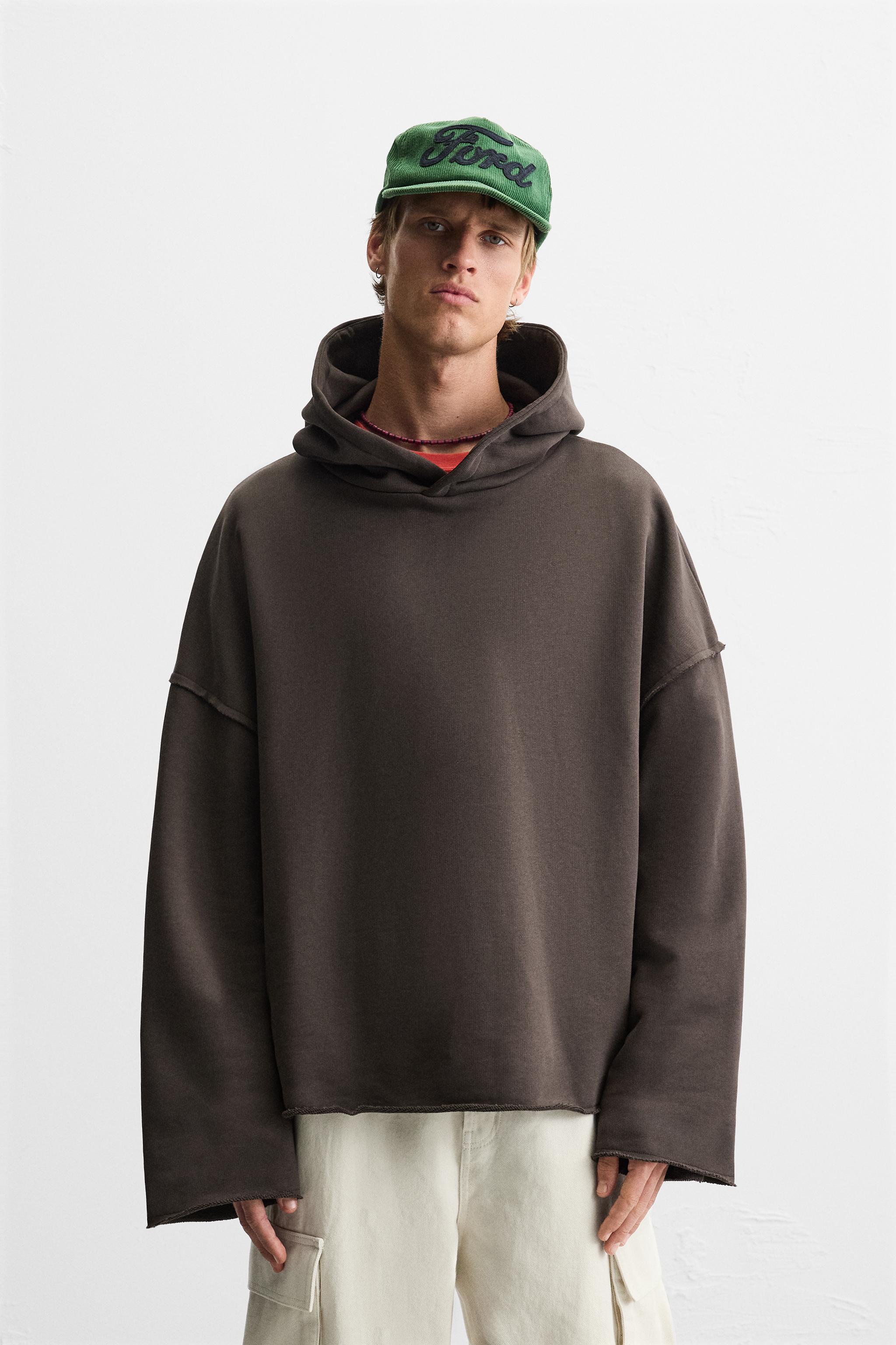 SWEAT À CAPUCHE ET COUPE CARRÉE