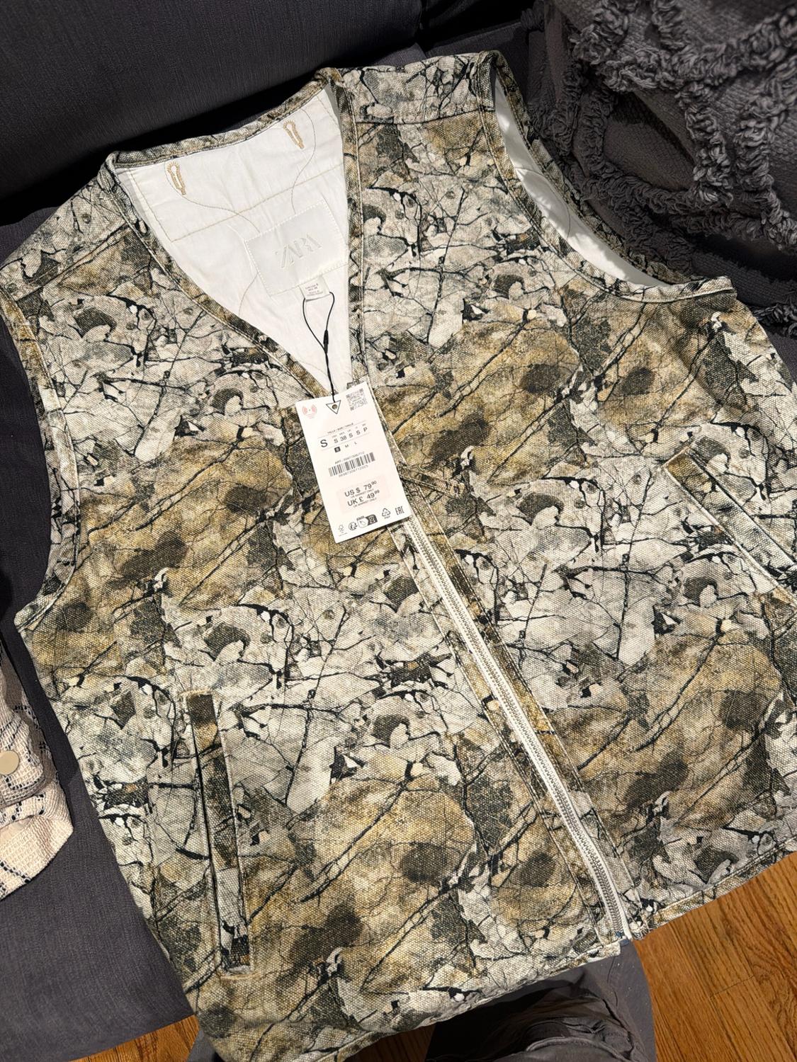 ABSTRACT PRINT QUILTED VEST - Image 3