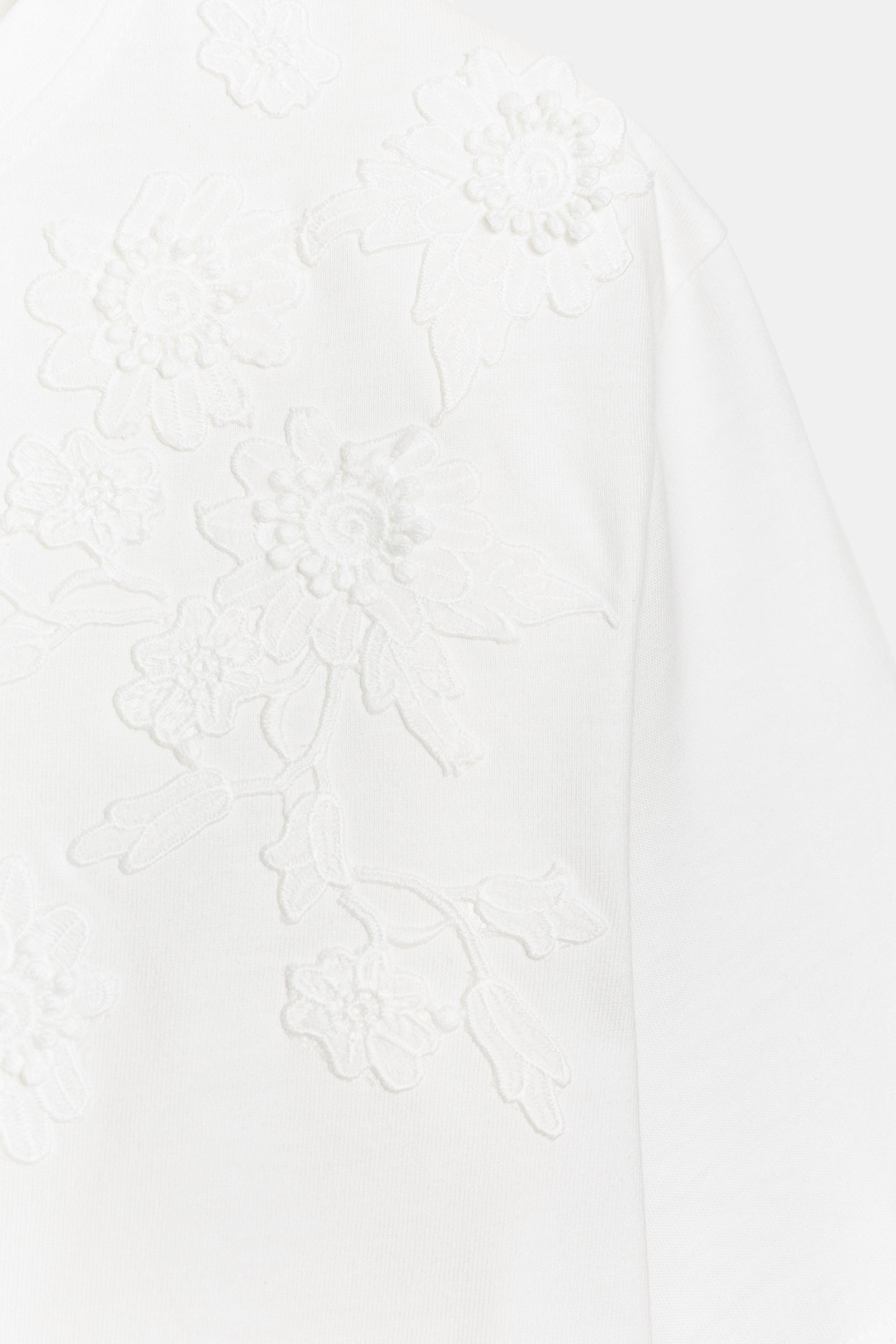 EMBROIDERED T-SHIRT