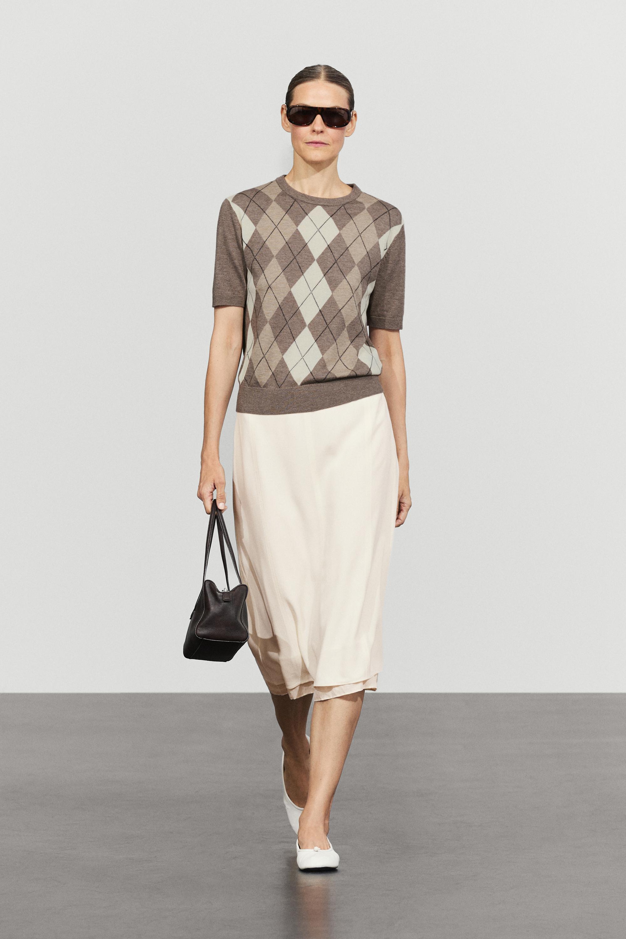 Short sleeve diamond-pattern sweater — 211