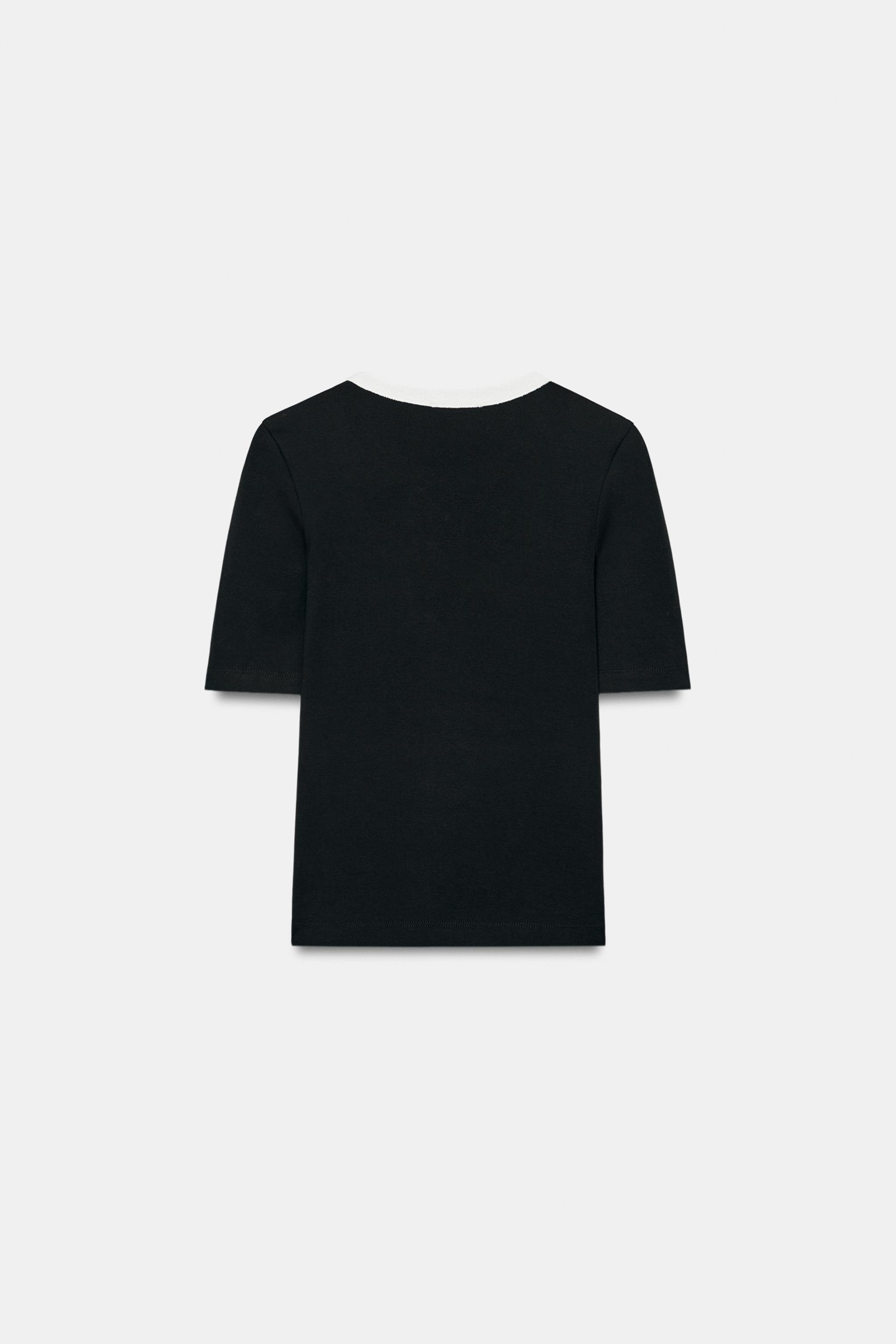CONTRAST BUTTON T-SHIRT