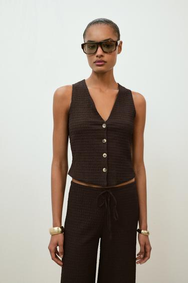 TOP GILET BOUTONS TEXTURÉ - Chocolat de Zara - Image 1