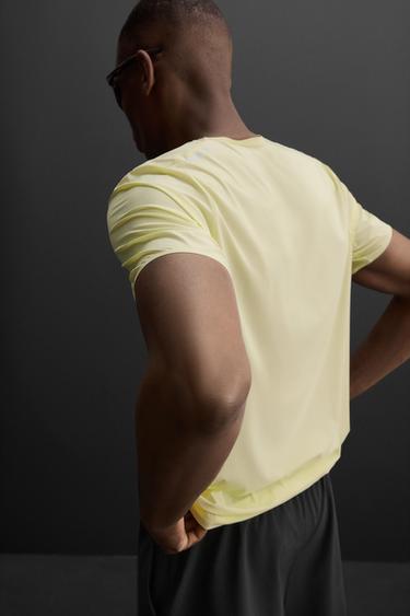 T-SHIRT TECHNIQUE LÉGER - Citron vert de Zara - Image 5