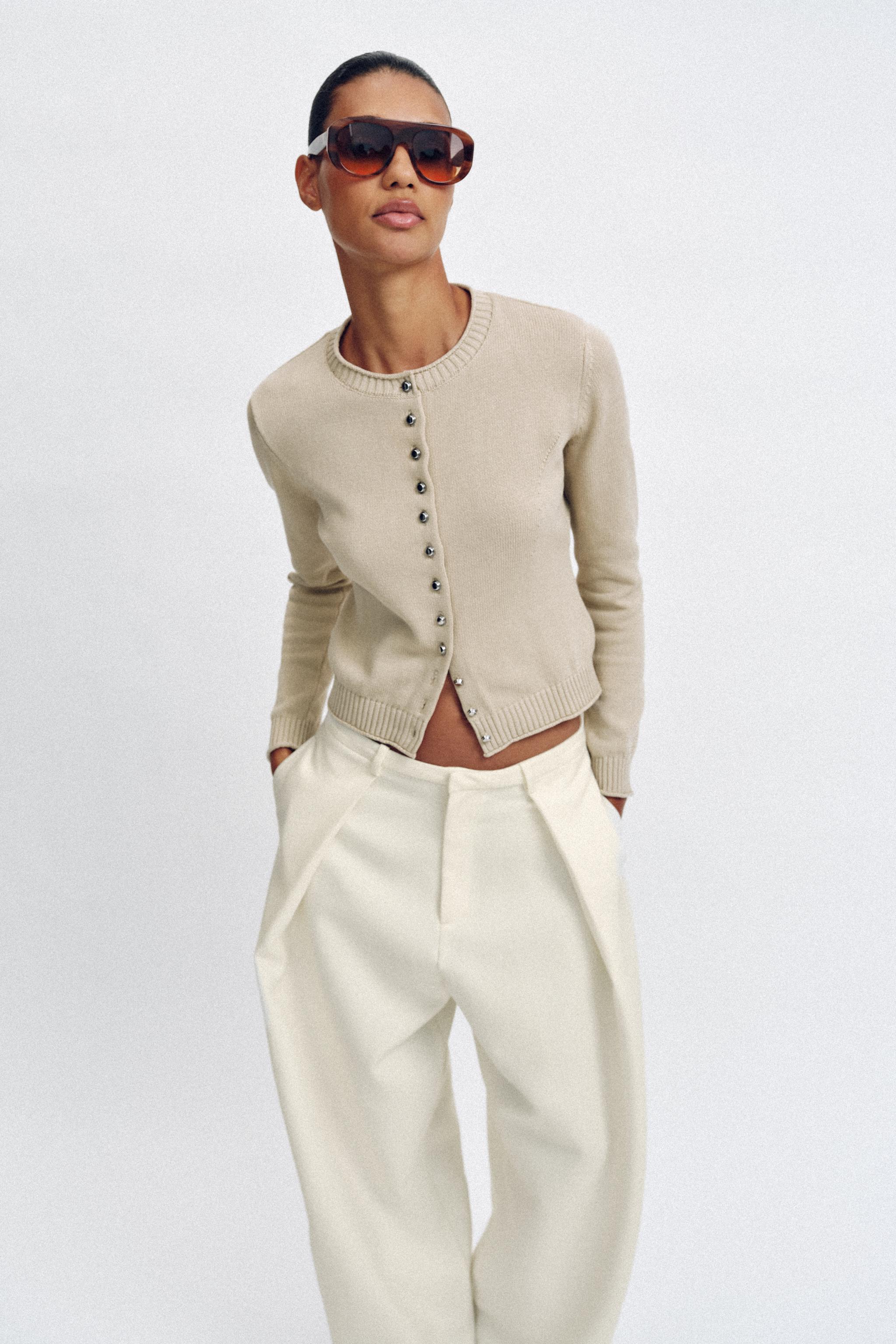 GILET EN MAILLE À BOUTONS MÉTALLIQUES