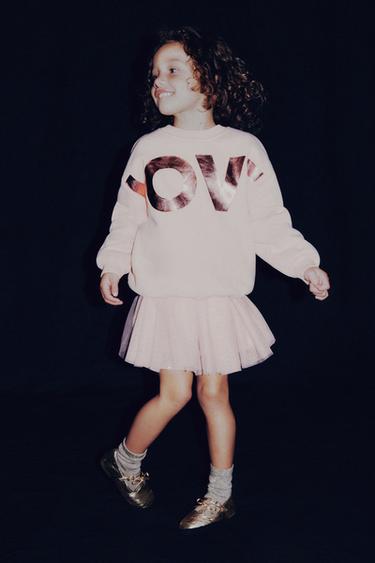 سويت شيرت بنص لامع - وردي طباشيري الخاص بـ Zara