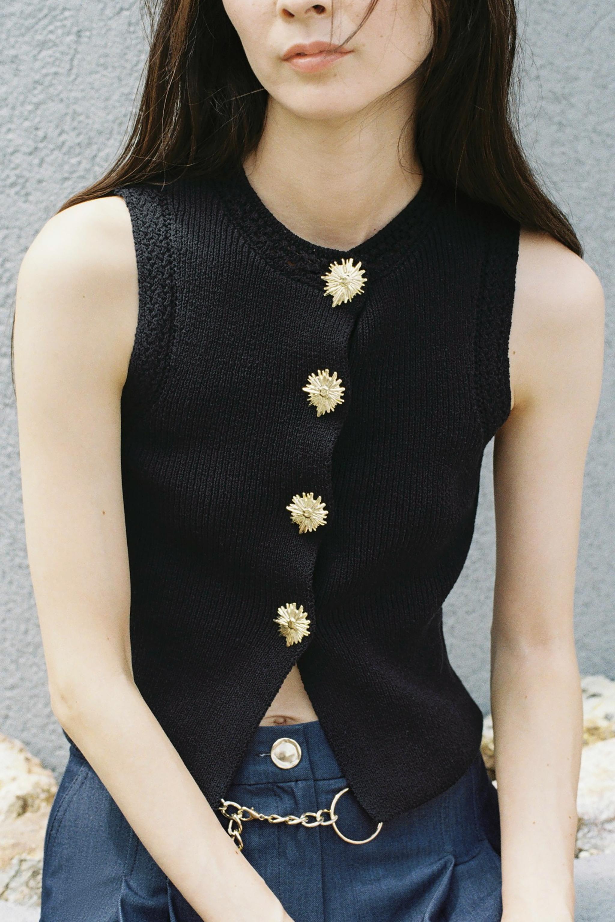 レディースミニトップス✦春のお出かけに✦シンプルノーカラー金ボタン タンクトップ レディース 「Jasmine」リボンノースリーブ