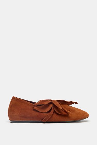 LEREN BALLERINA MET BLOEM - DONKER GEELBRUIN van Zara