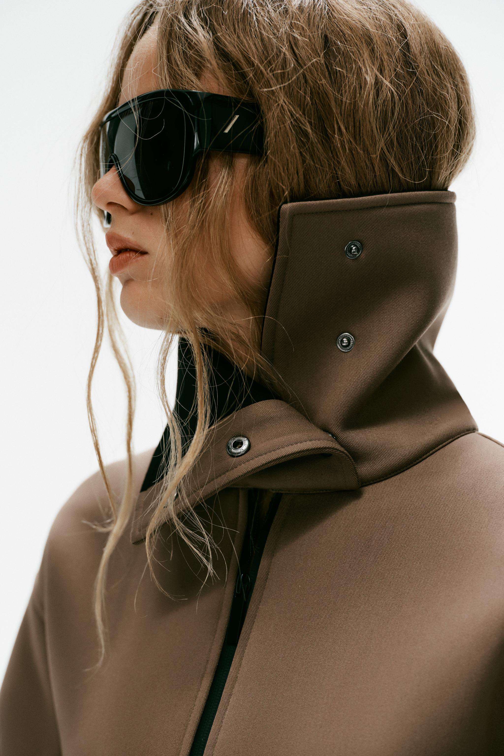 CONTRAST HIGH-NECK JACKET