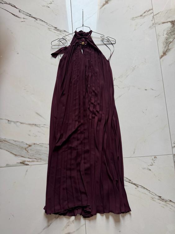 zara pleated midi dress burgundy WITH FLOWER BROOCH SECOND HAND zara burgundy mini dress