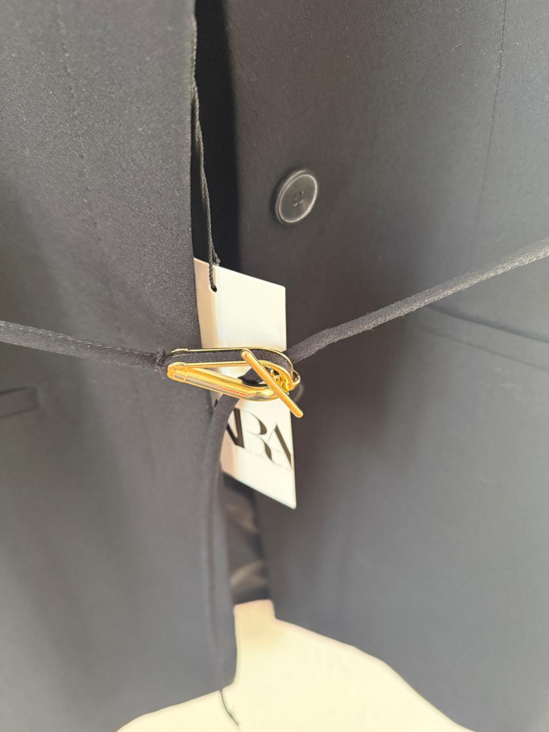 BLACK VEST WITH GOLD BELT - Image 4