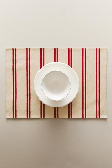 مفرش مطرز بخطوط مزدوجة - أحمر الخاص بـ Zara