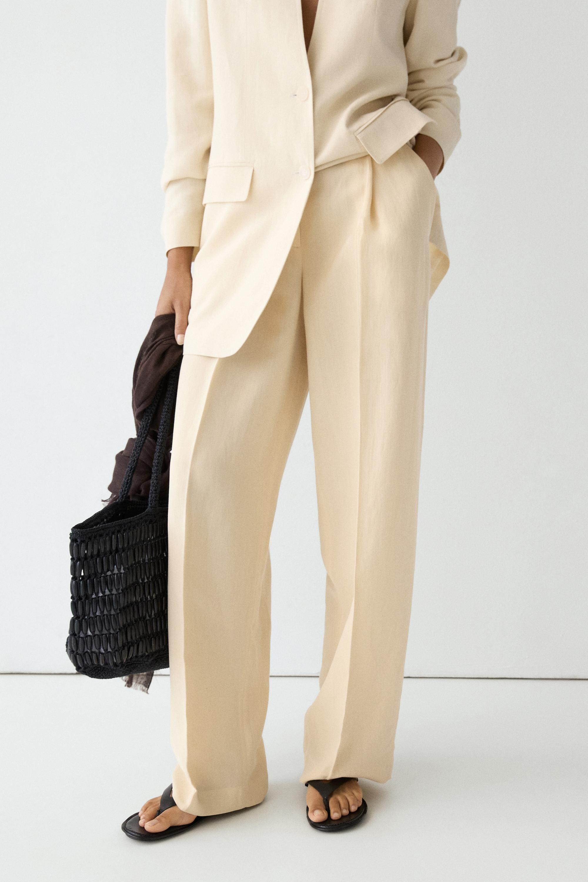 Flowing trousers with pleats