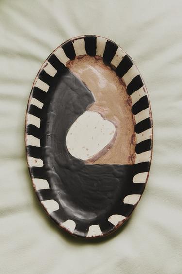 PAINTED STONEWARE TRAY - Brown / Ecru by Zara