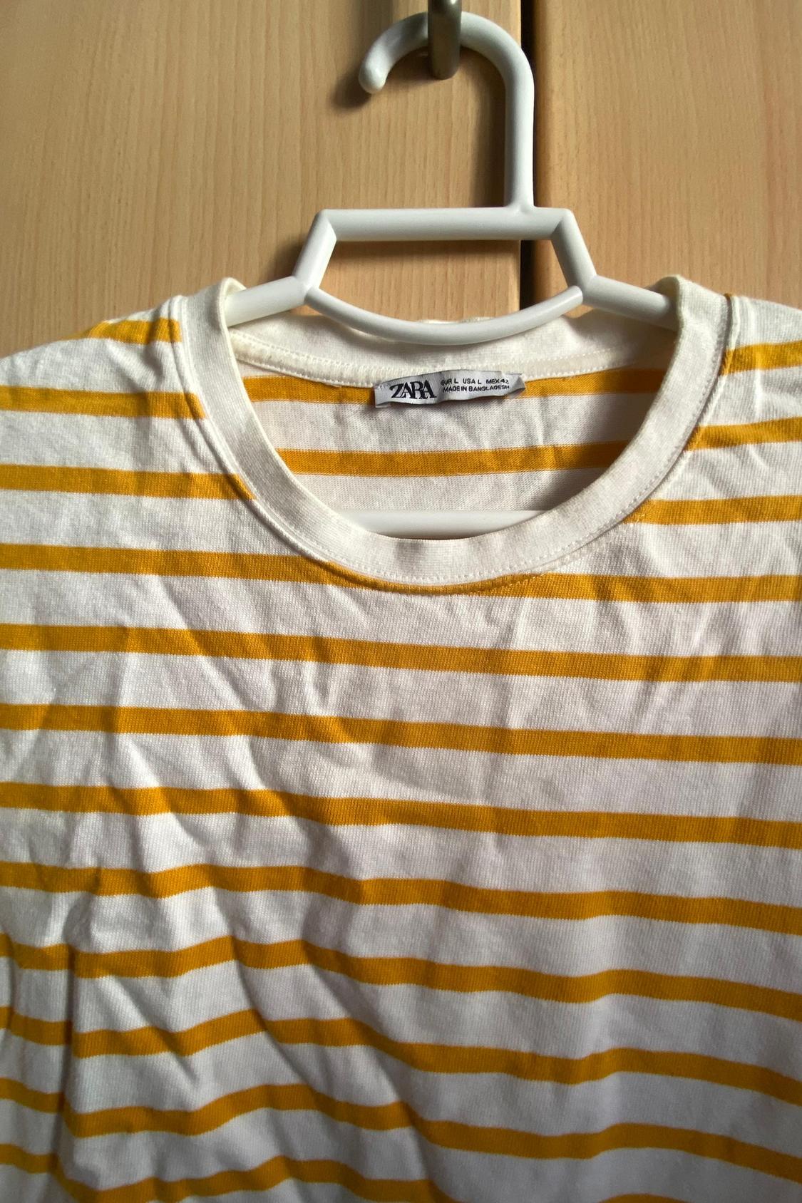 CAMISETA BLANCA CON RAYAS AMARILLAS - Image 2