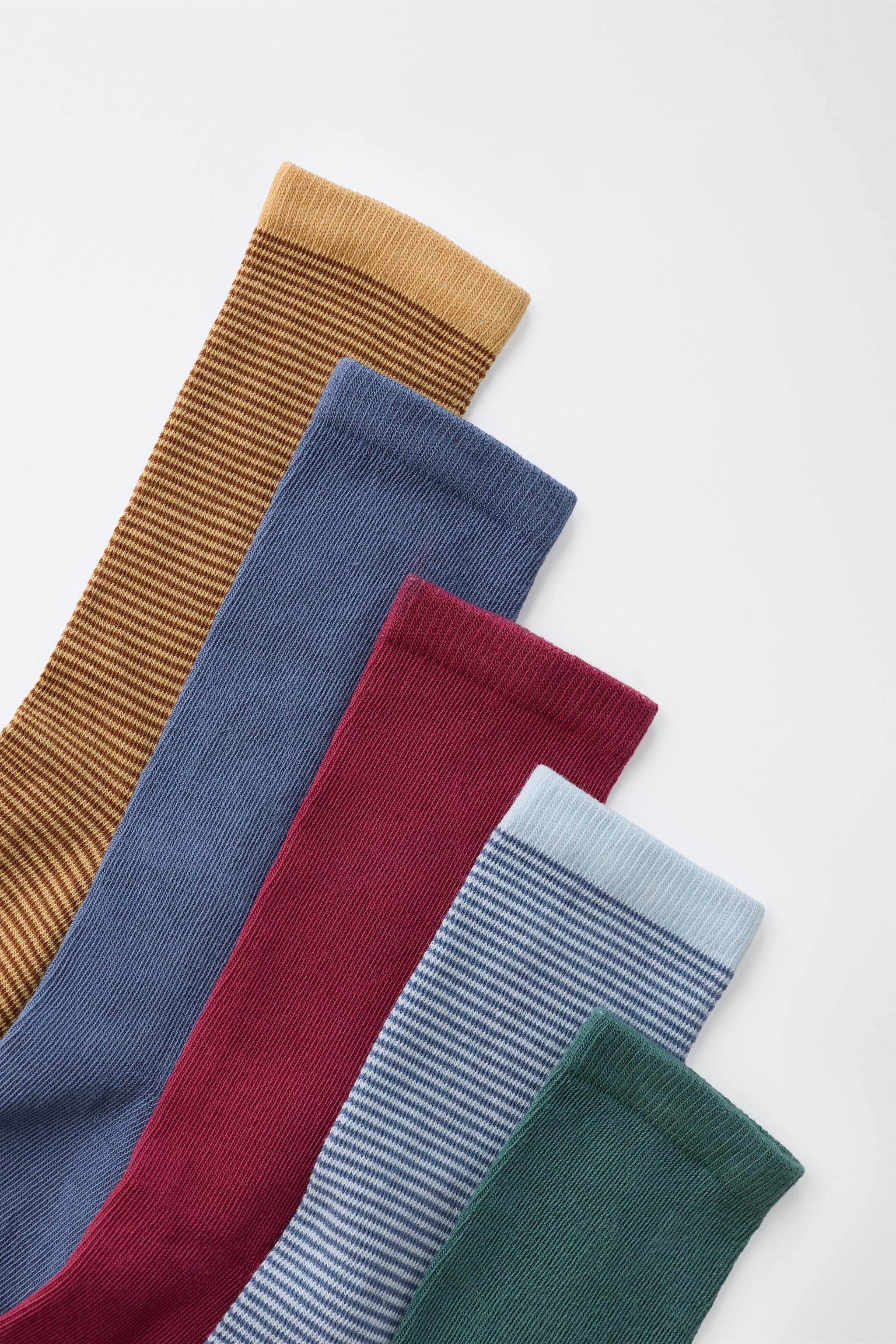LOT DE CINQ PAIRES CHAUSSETTES HAUTES À RAYURES ET UNIES