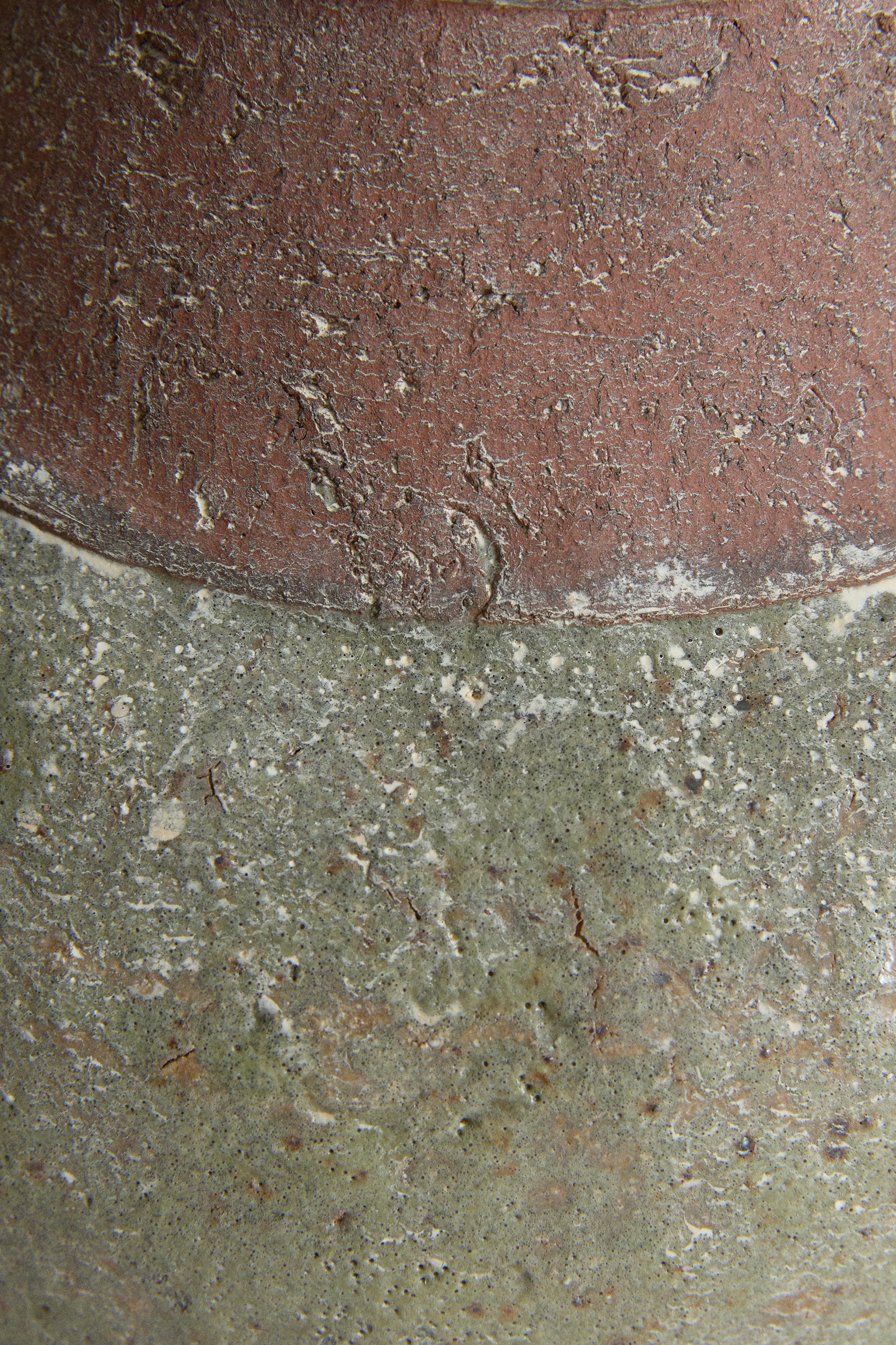 ROUND DECORATIVE CERAMIC VASE