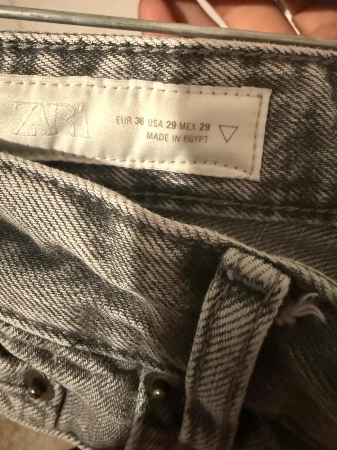 Detail of the inner label of gray jeans. Text: ZARA EUR 36 USA 29 MEX 29 MADE IN EGYPT.