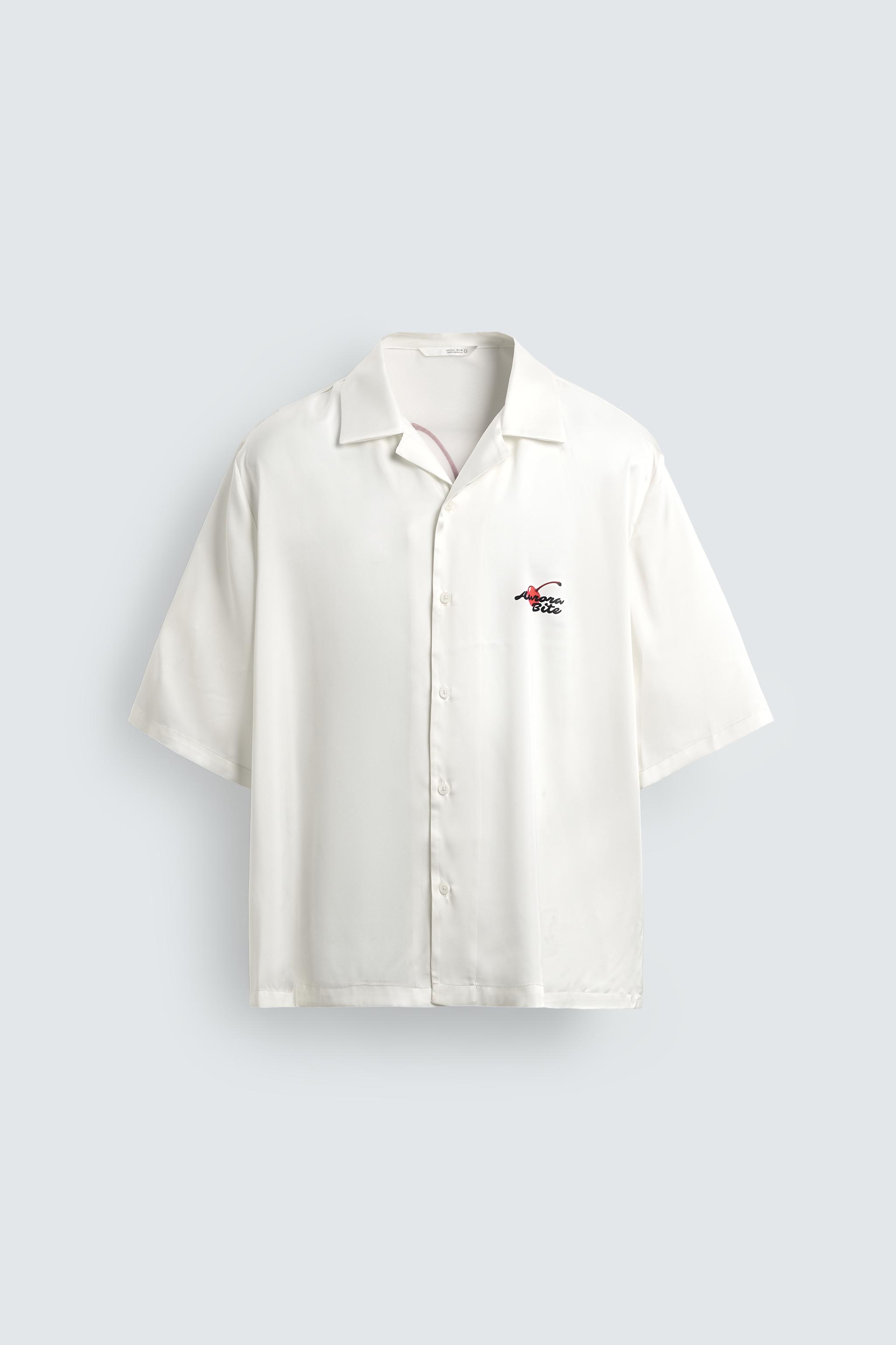 CHEMISE SATINÉE À IMPRIMÉS GRAPHIQUES