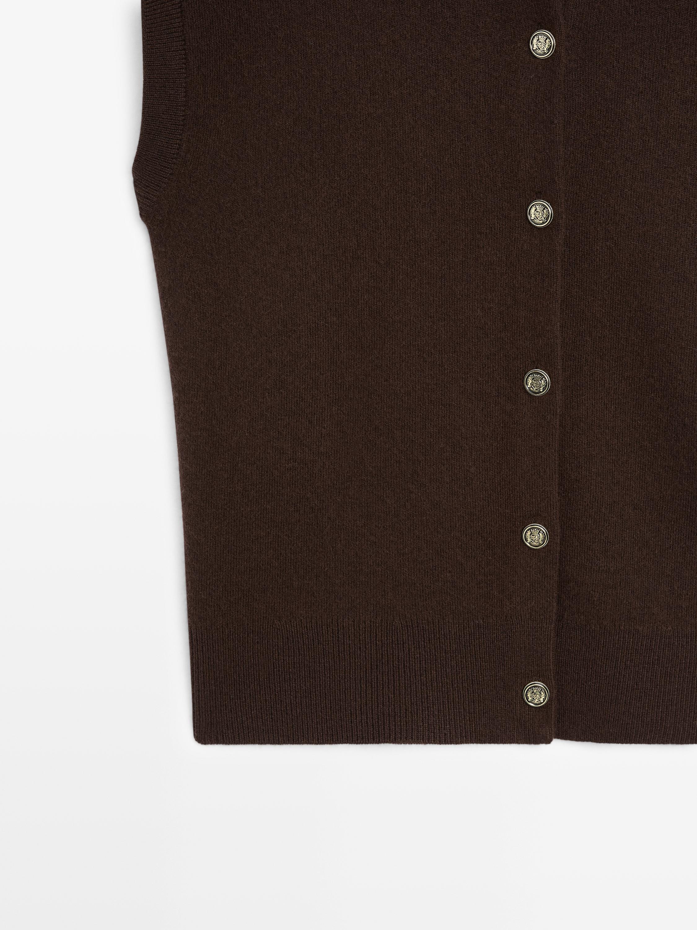 Knit vest with golden buttons