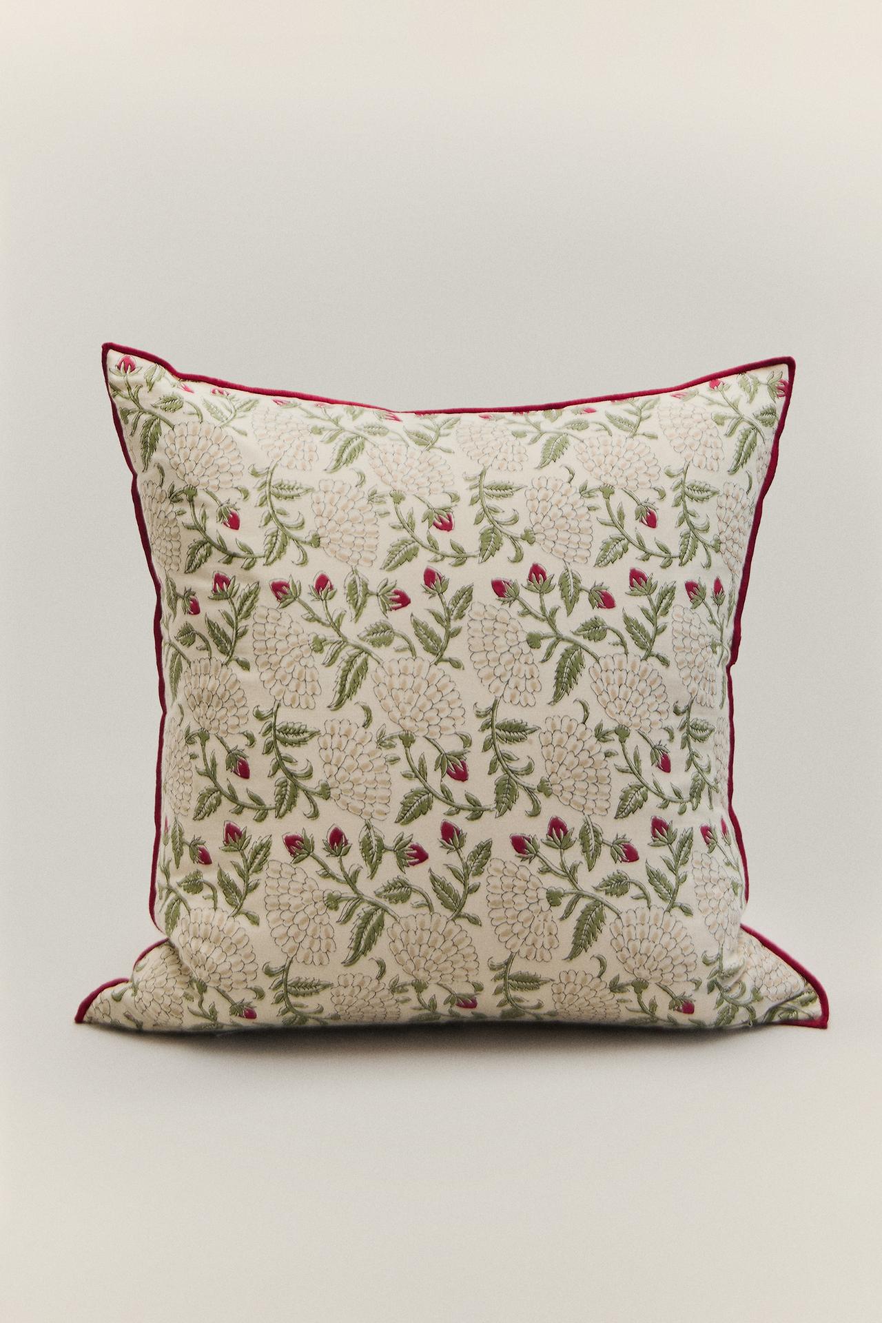 FLORAL AND STRAWBERRY PRINT THROW PILLOW COVER — Ecru