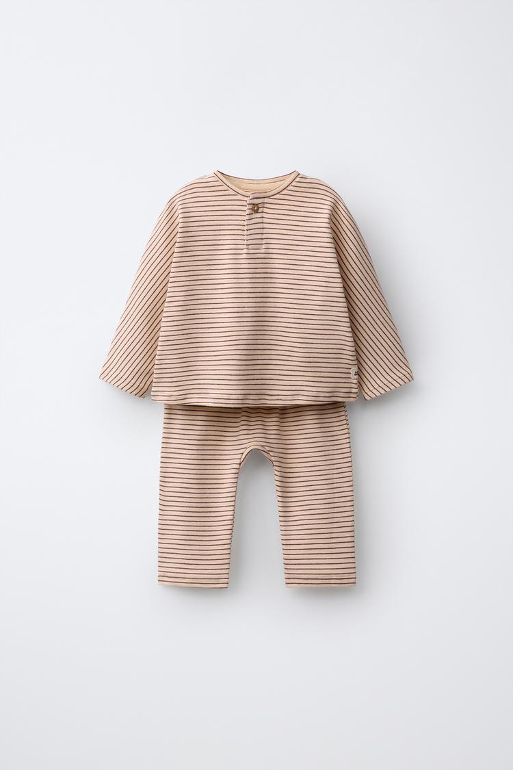 CONJUNTO CAMISETA Y PANTALÓN JOGGER ESTAMPADO RAYAS