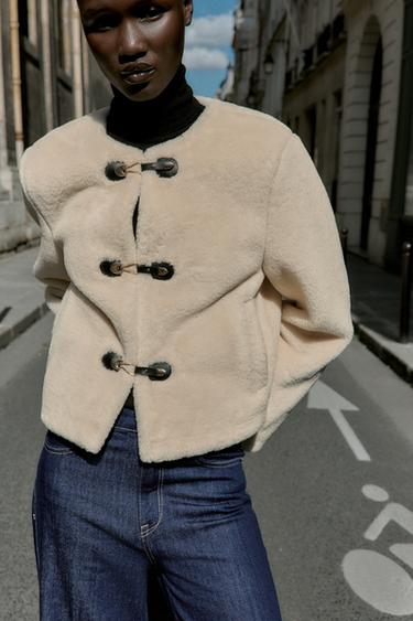 CHAQUETA EFECTO PELO ALAMARES - Crudo de Zara