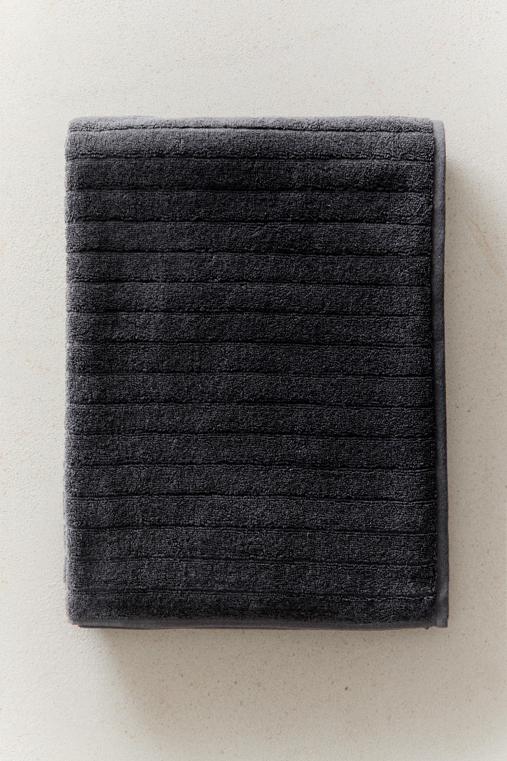 TEXTURED STRIPED BATH TOWEL — MIDNIGHT BLUE