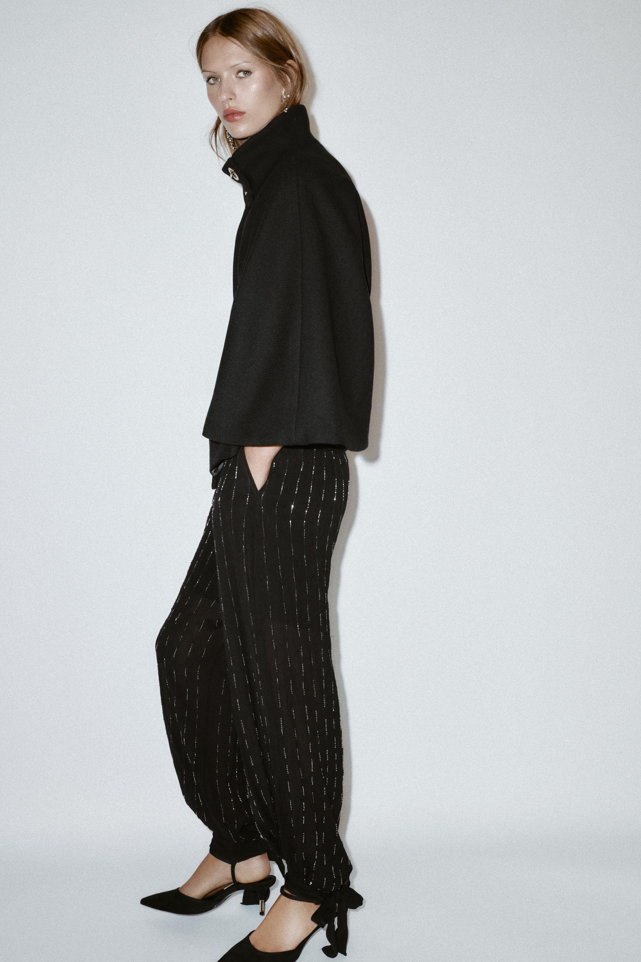 ウール製ケープスリーブショートコート、ベルト付き - ブラック | ZARA