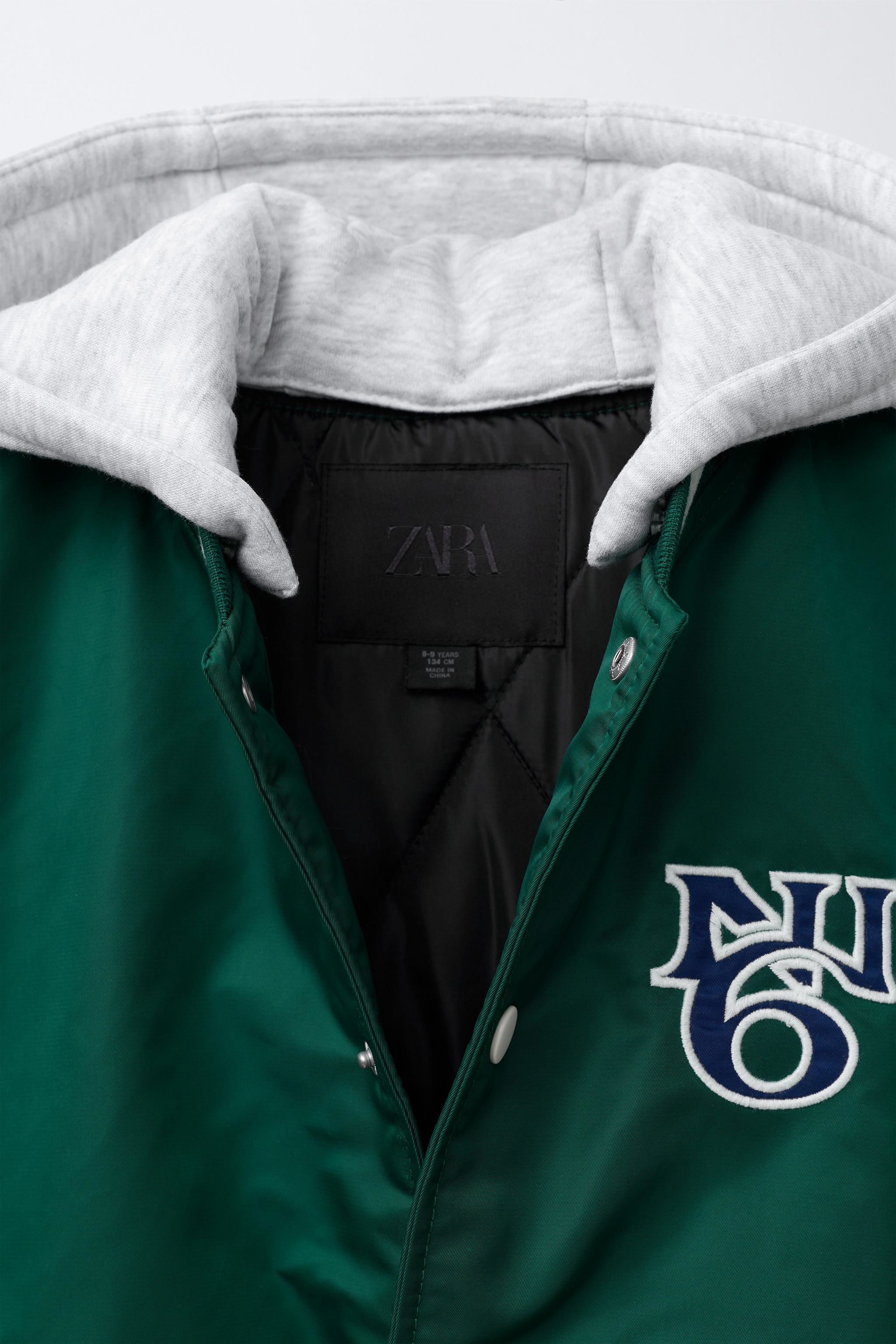 BLOUSON BOMBER EN NYLON AVEC INSCRIPTION ET CAPUCHE AMOVIBLE