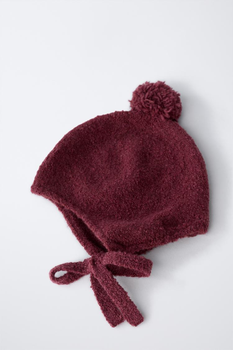 BONNET EN MAILLE AVEC POMPON