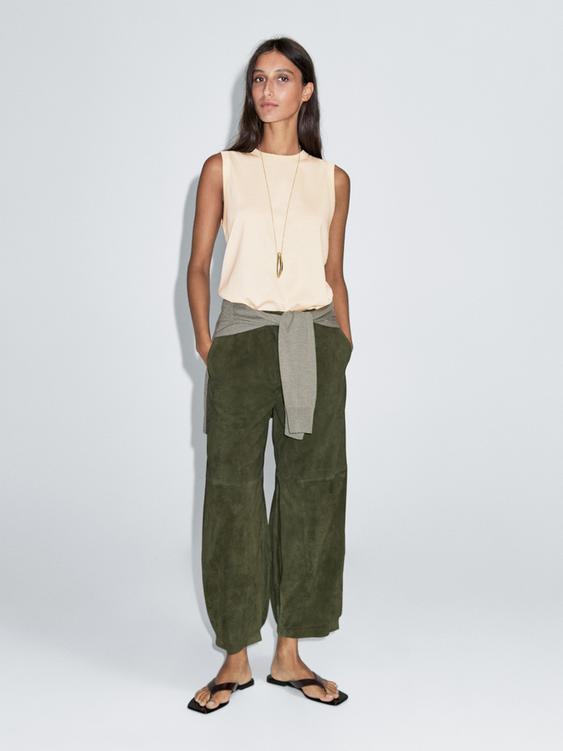 100% cotton strappy T-shirt with a round neckline