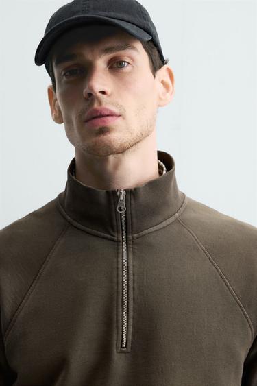 SUDADERA LAVADA CUELLO CREMALLERA - Marrón oscuro de Zara