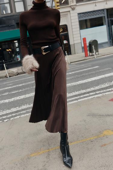 Suratda yubkalar ostidan panties korinadi.