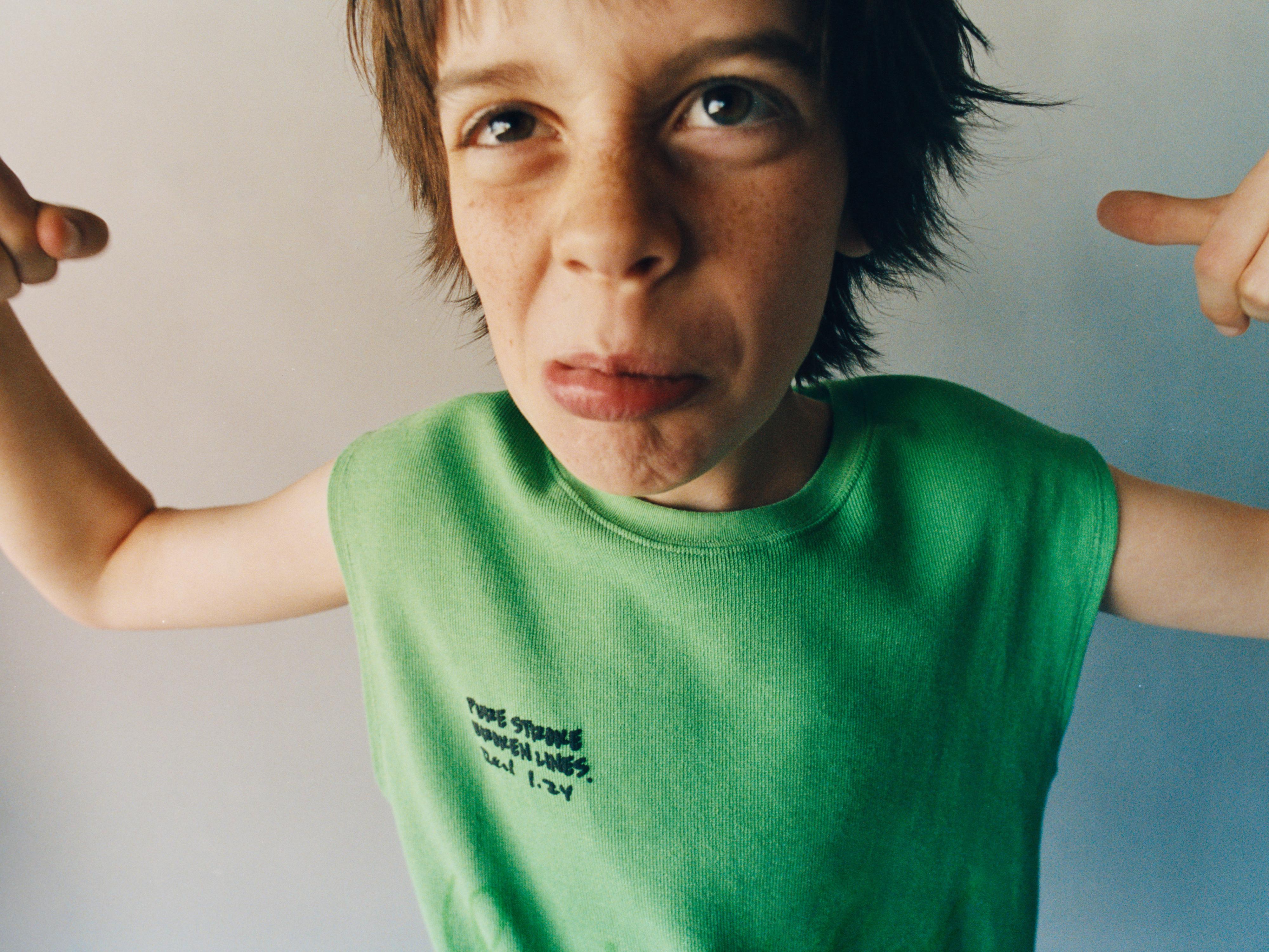 RAISED TEXT SLEEVELESS T-SHIRT — GREEN