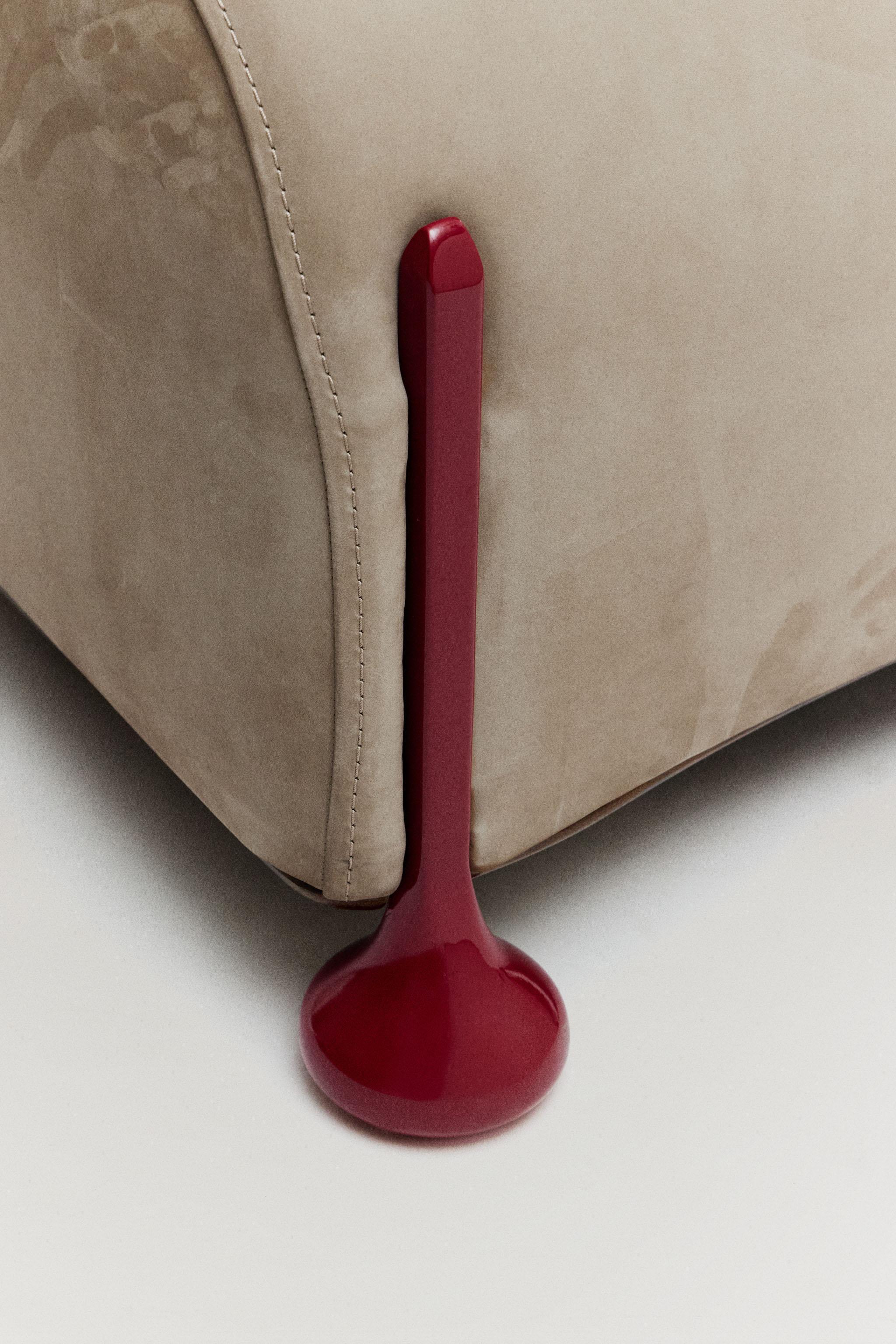 THE SCHWELLEN LOUNGECHAIR