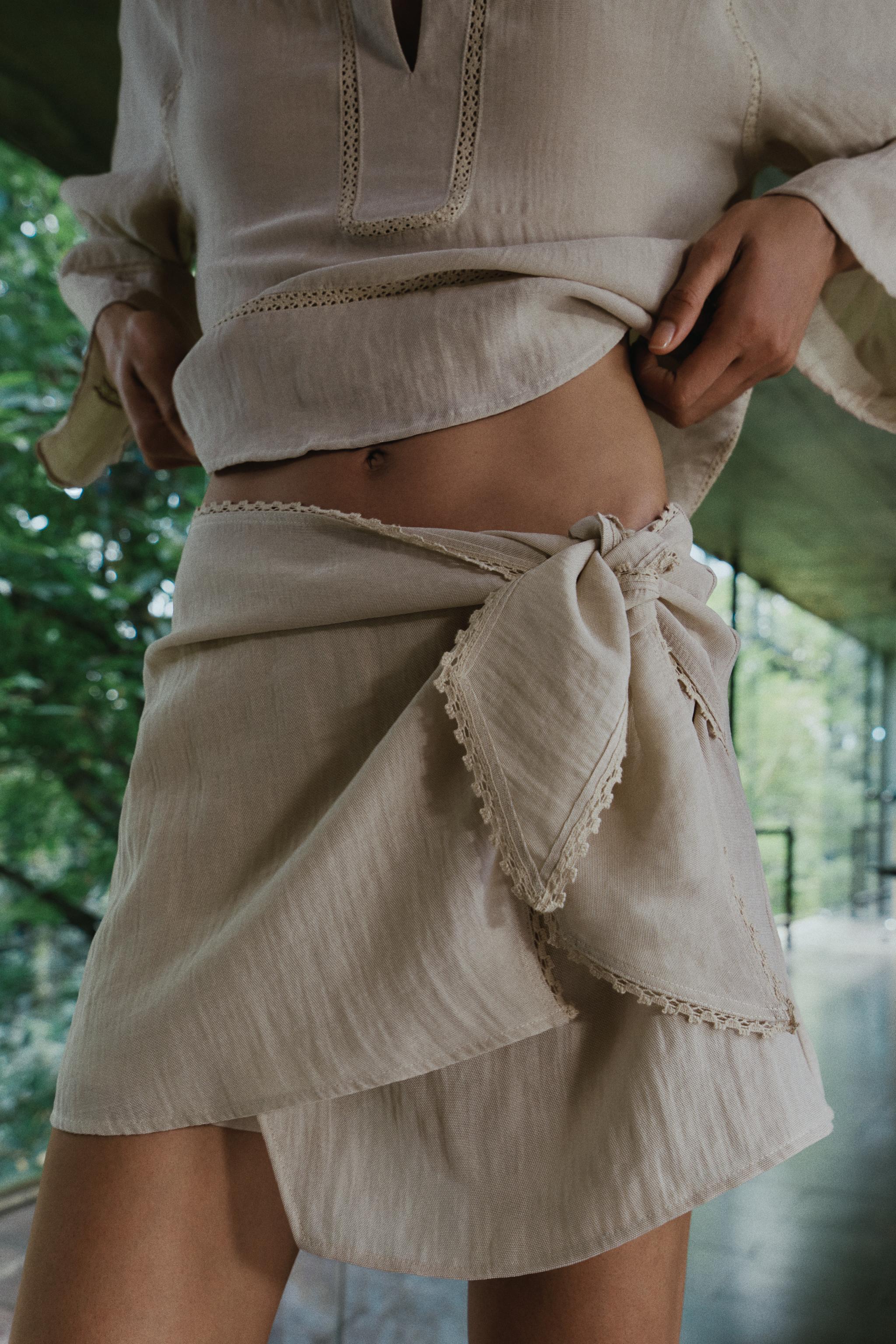 JUPE-PANTALON À NŒUD ET DENTELLE