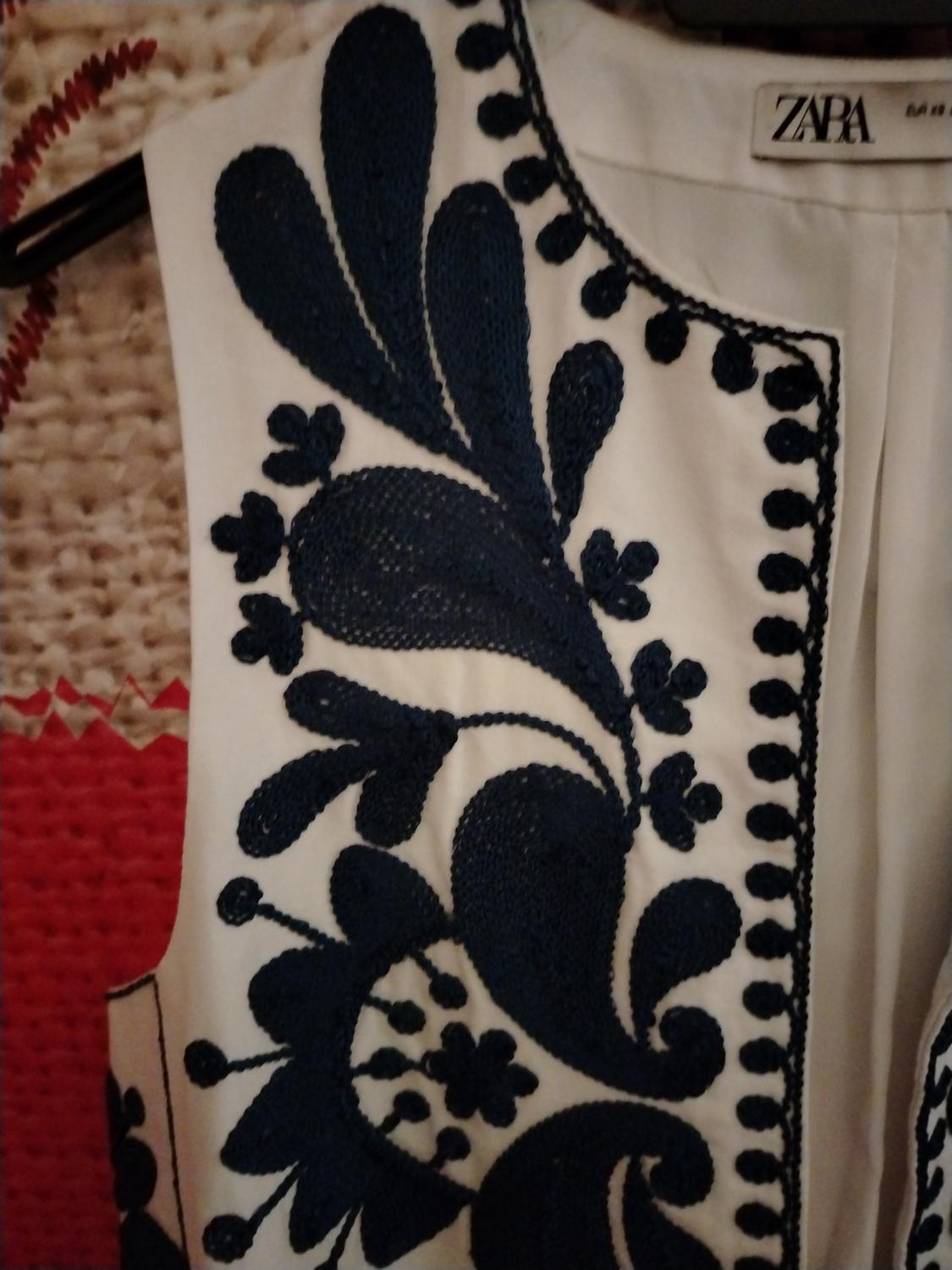 WAISTCOAT WITH CONTRAST EMBROIDERY - Image 3