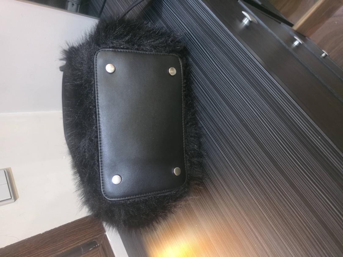 FAUX FUR BUCKET BAG - Image 4