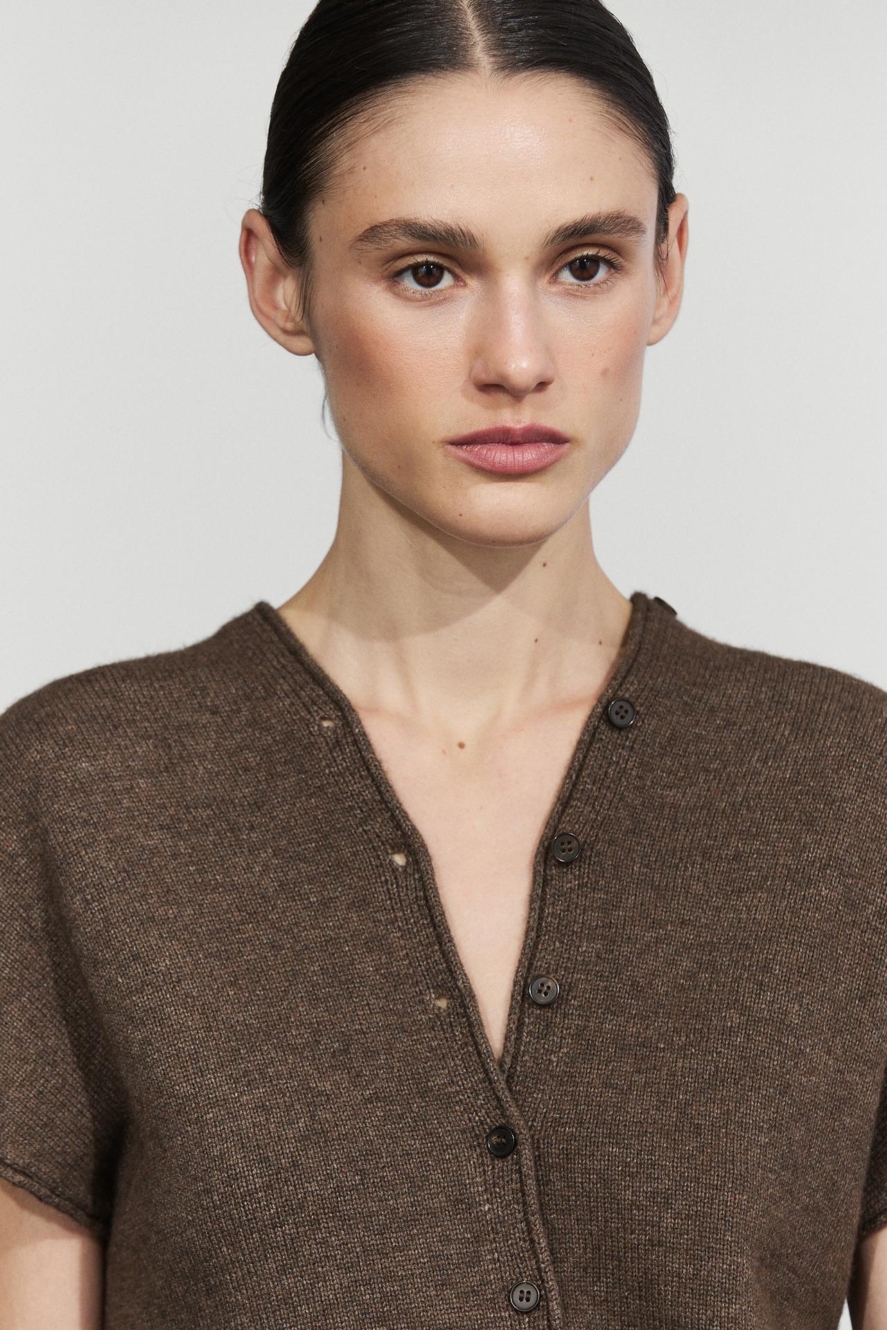 Wool blend V-neck knit vest — Black gold