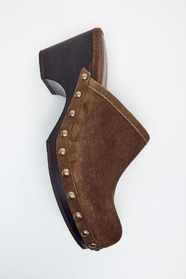 STUDDED SPLIT SUEDE CLOGS - Dark tan by Zara