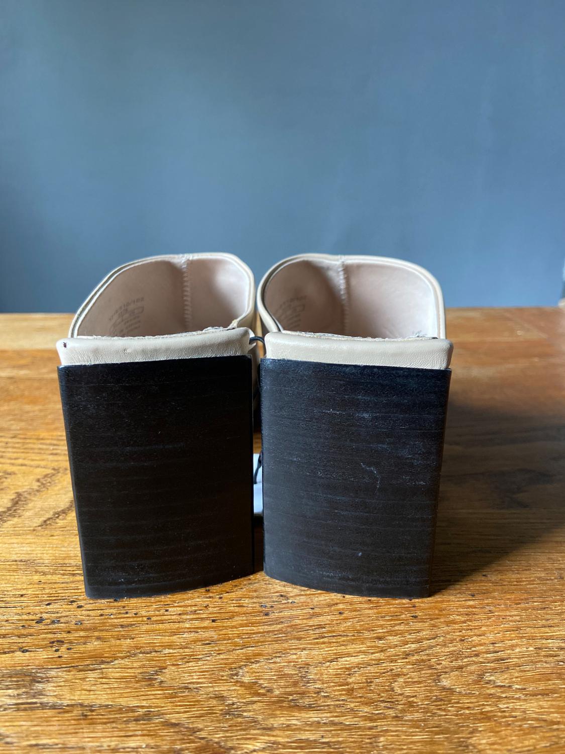 LEATHER HEEL SANDAL - Image 2