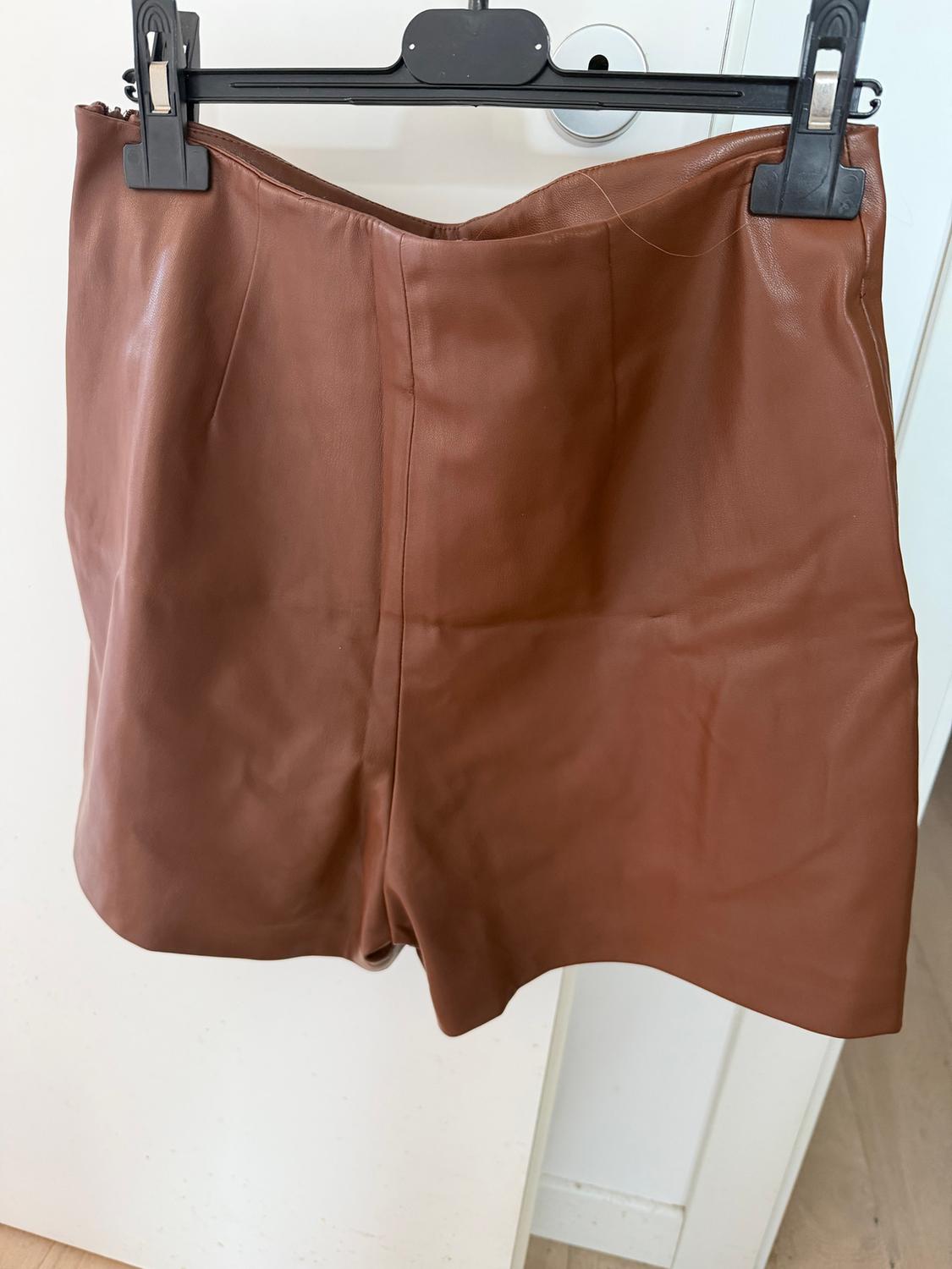 FAUX LEATHER BERMUDA SHORTS WITH BUTTONS - Image 2