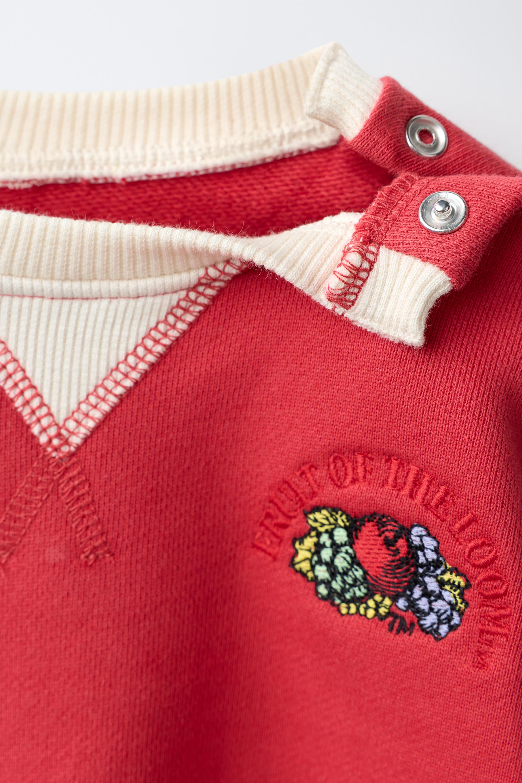 SWEAT BRODÉ EN CONTRASTE FRUIT OF THE LOOM™
