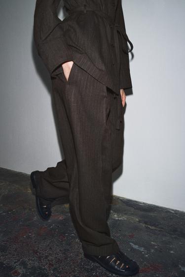 بنطلون بنقشة متعرجة وثنيات ZW COLLECTION - بني فيجوريه الخاص بـ Zara