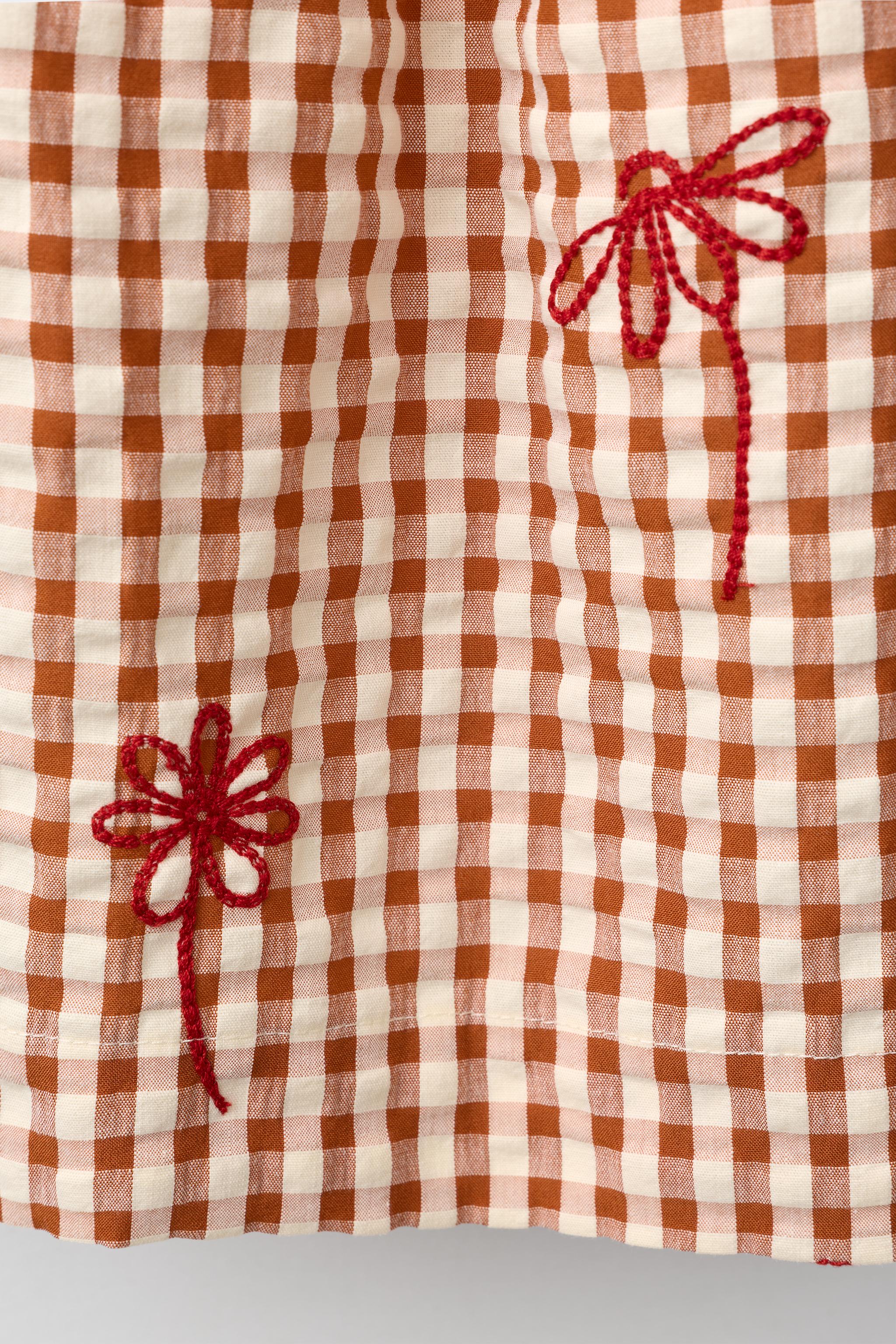 ROBE À CARREAUX ET FLEURS BRODÉES