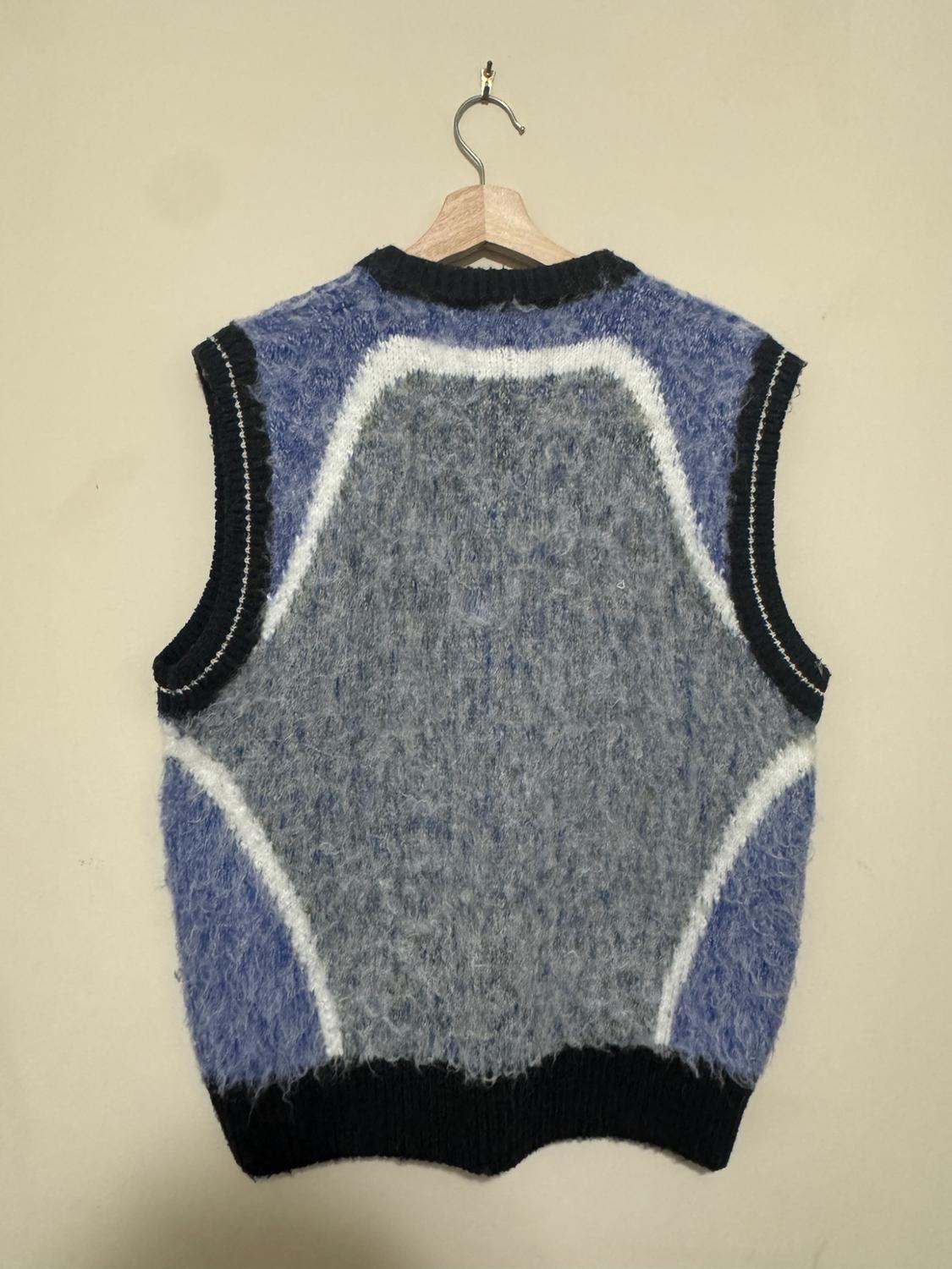 EMBROIDERED TEXTURED KNIT VEST - Image 2