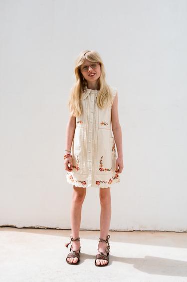 ПЛАТЬЕ С ВЫШИТЫМ КРУГЛЫМ ВОРОТНИКОМ — ЭКРЮ от Zara