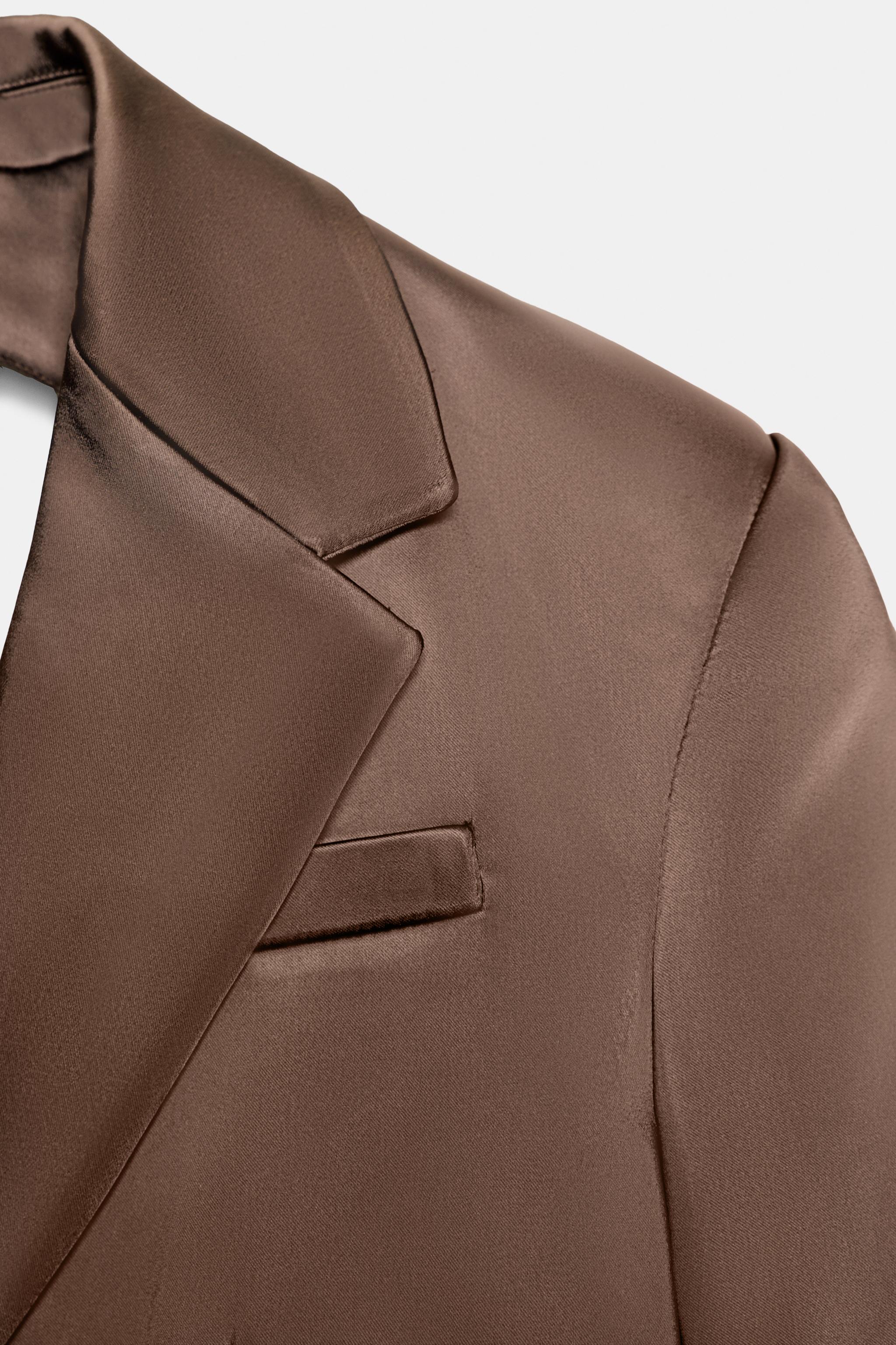 VESTE SATINÉE À OUVERTURES DANS LE DOS