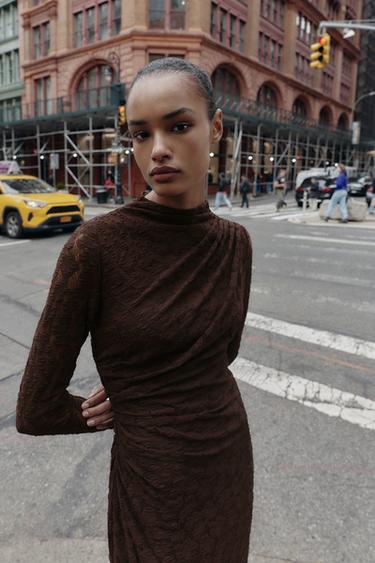 VESTIDO MIDI DRAPEADO POINTELLE - Marrón de Zara